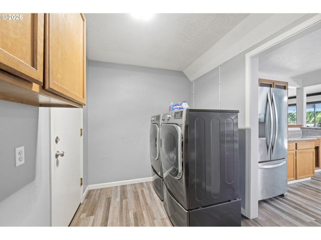 2076 ASSUMPTION St, Eugene, OR 97402