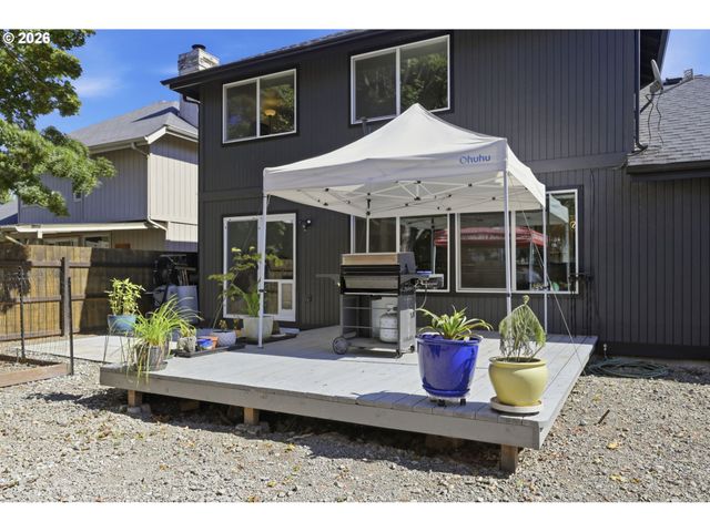 2076 ASSUMPTION St, Eugene, OR 97402