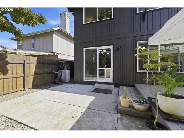 2076 ASSUMPTION St, Eugene, OR 97402