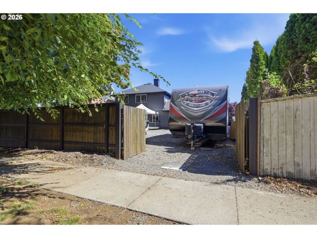 2076 ASSUMPTION St, Eugene, OR 97402