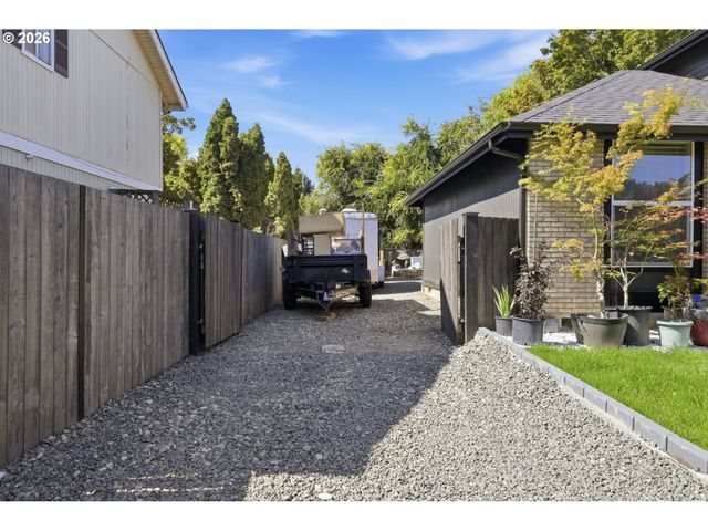 2076 ASSUMPTION St, Eugene, OR 97402