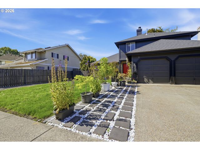 2076 ASSUMPTION St, Eugene, OR 97402