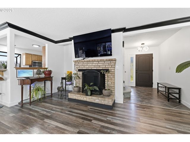 2076 ASSUMPTION St, Eugene, OR 97402
