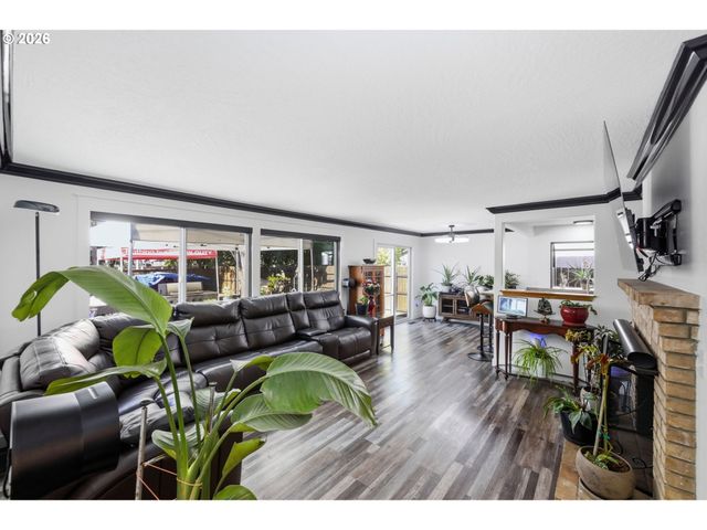 2076 ASSUMPTION St, Eugene, OR 97402