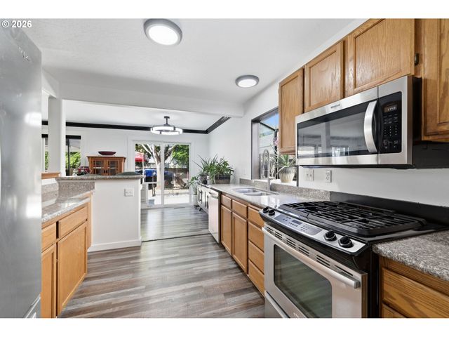 2076 ASSUMPTION St, Eugene, OR 97402