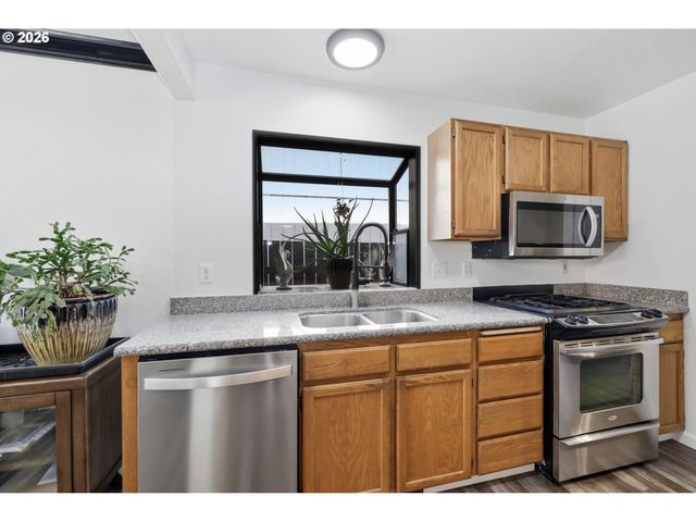 2076 ASSUMPTION St, Eugene, OR 97402
