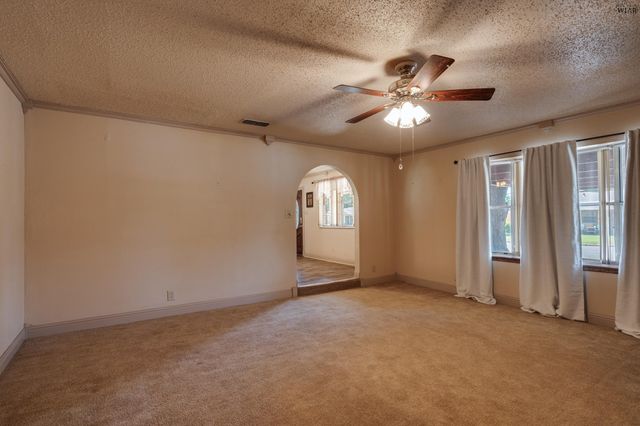 612 W REBECCA AVENUE, Iowa Park, TX 76367