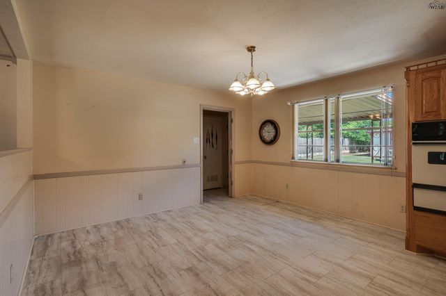 612 W REBECCA AVENUE, Iowa Park, TX 76367