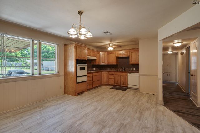 612 W REBECCA AVENUE, Iowa Park, TX 76367