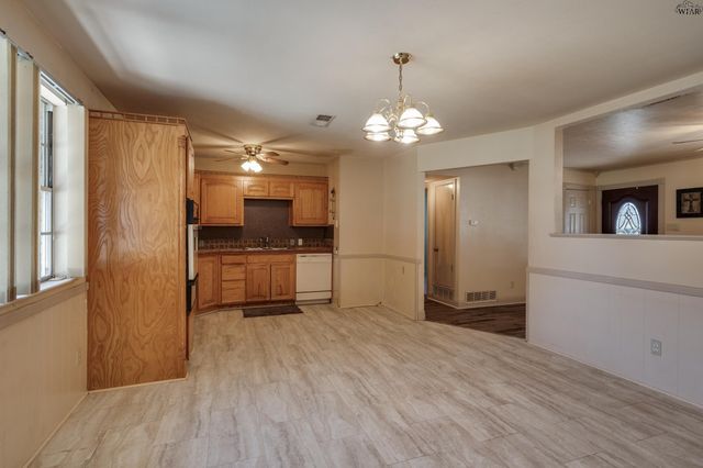 612 W REBECCA AVENUE, Iowa Park, TX 76367