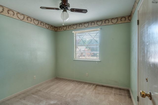 612 W REBECCA AVENUE, Iowa Park, TX 76367