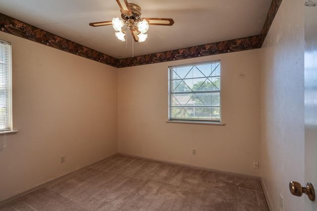 612 W REBECCA AVENUE, Iowa Park, TX 76367
