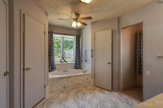 612 W REBECCA AVENUE, Iowa Park, TX 76367