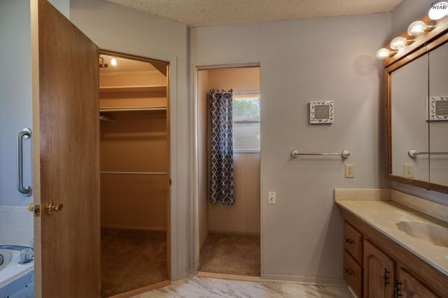612 W REBECCA AVENUE, Iowa Park, TX 76367