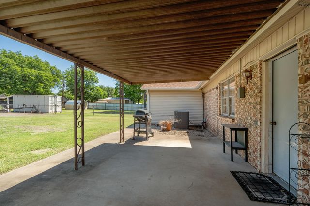 612 W REBECCA AVENUE, Iowa Park, TX 76367
