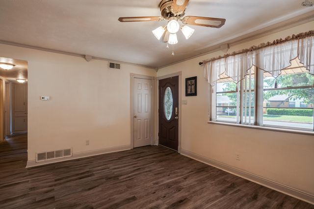 612 W REBECCA AVENUE, Iowa Park, TX 76367