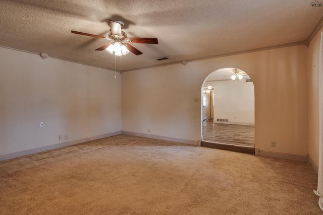 612 W REBECCA AVENUE, Iowa Park, TX 76367