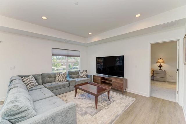 257 N MASTERS Drive, Addison, IL 60101