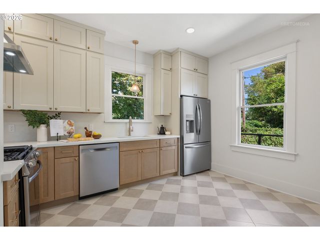 4054 N MISSOURI Ave, Portland, OR 97227