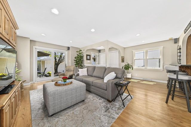 5246 Kent AVENUE, Whitefish Bay, WI 53217