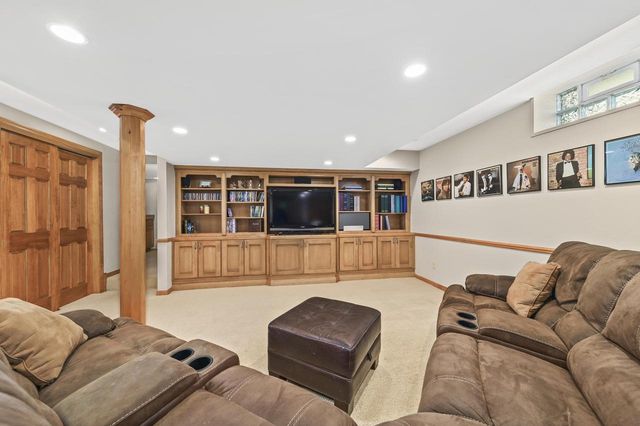 5246 Kent AVENUE, Whitefish Bay, WI 53217