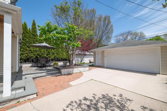 5246 Kent AVENUE, Whitefish Bay, WI 53217