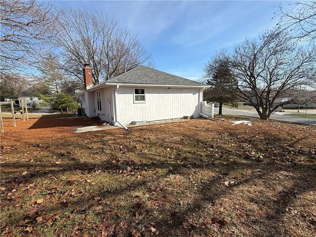 9600 N Campbell Drive, Kansas City, MO 64155