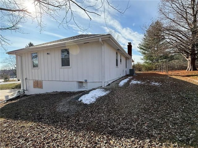 9600 N Campbell Drive, Kansas City, MO 64155