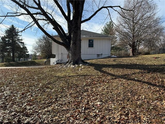 9600 N Campbell Drive, Kansas City, MO 64155