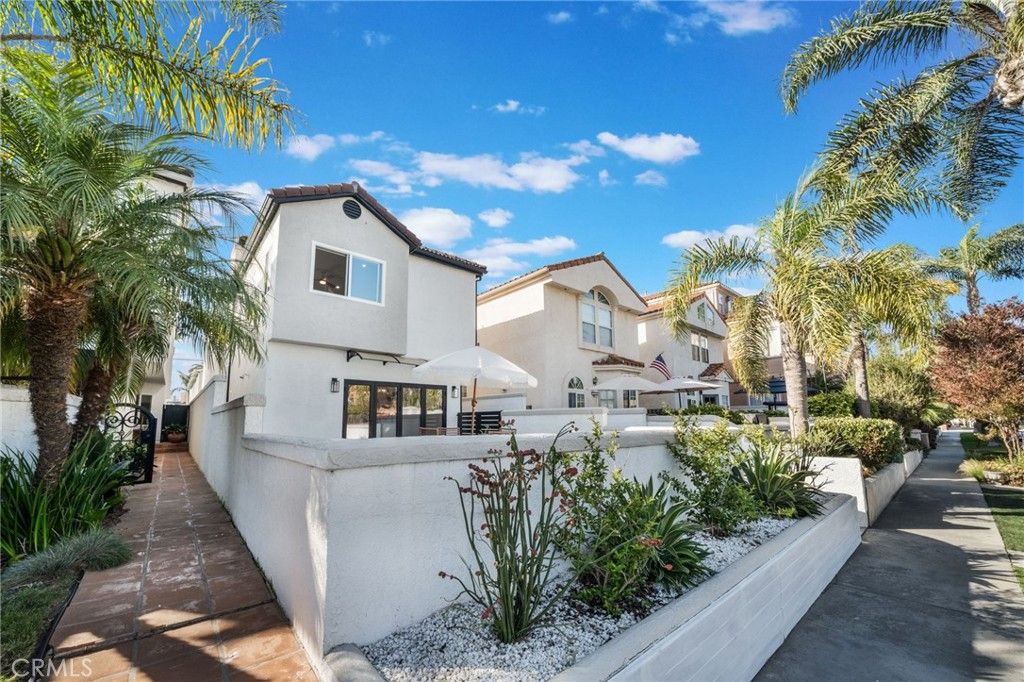 Image 11 of property listing at 511 9th, Huntington Beach, CA 92648