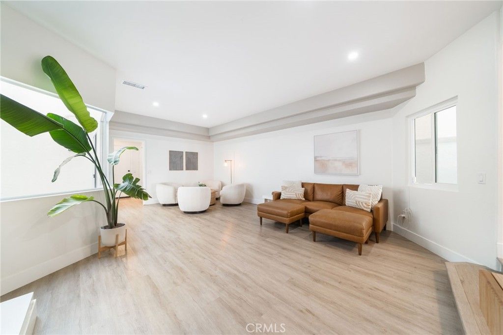 Image 22 of property listing at 511 9th, Huntington Beach, CA 92648