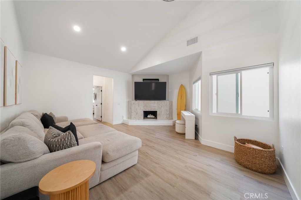Image 25 of property listing at 511 9th, Huntington Beach, CA 92648