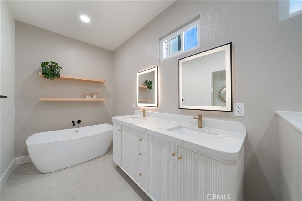 Image 37 of property listing at 511 9th, Huntington Beach, CA 92648