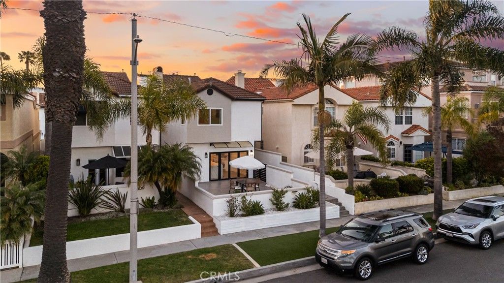 Image 4 of property listing at 511 9th, Huntington Beach, CA 92648