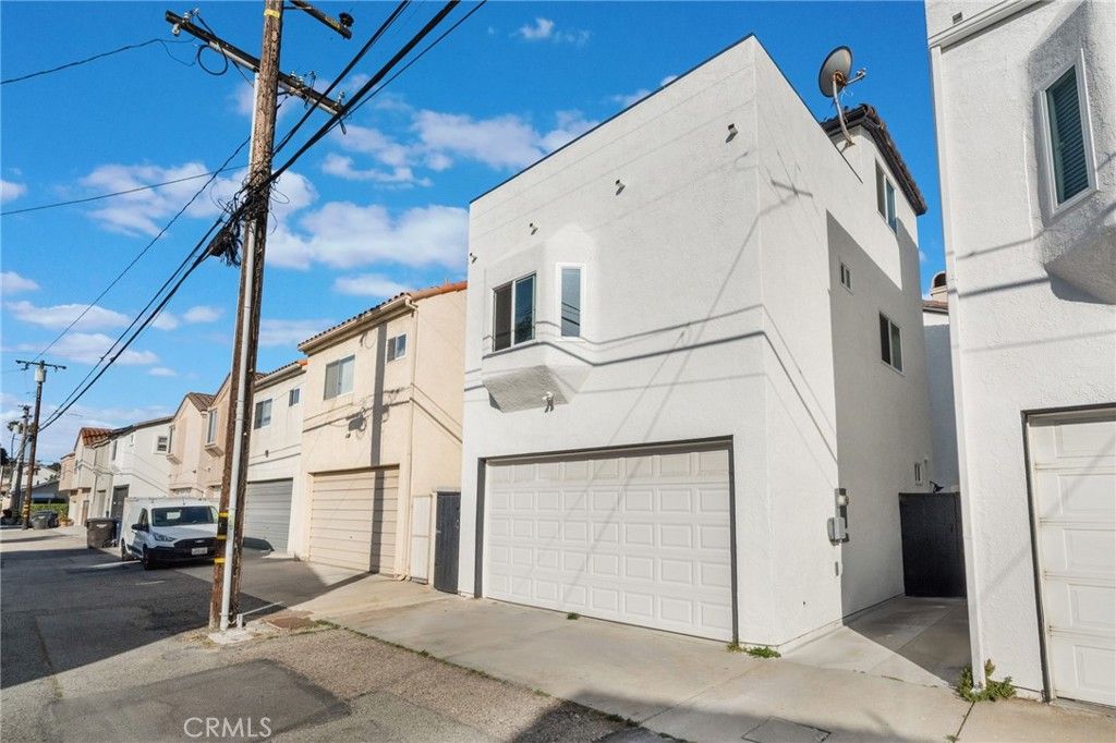 Image 43 of property listing at 511 9th, Huntington Beach, CA 92648