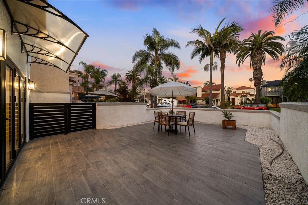 Image 7 of property listing at 511 9th, Huntington Beach, CA 92648