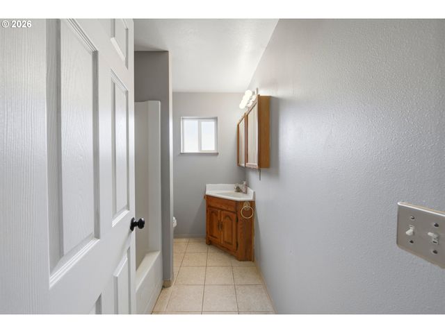 1208 DOLA St, Eugene, OR 97402