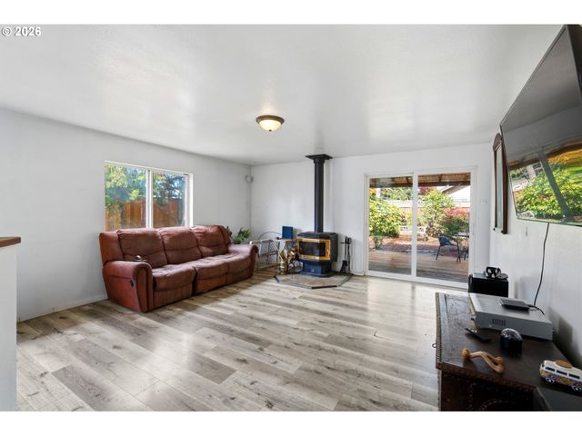 1208 DOLA St, Eugene, OR 97402
