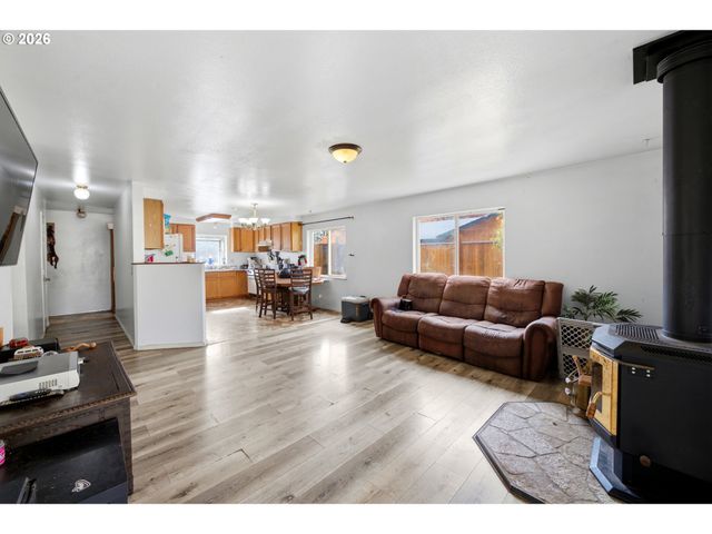 1208 DOLA St, Eugene, OR 97402