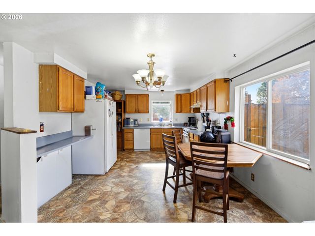 1208 DOLA St, Eugene, OR 97402
