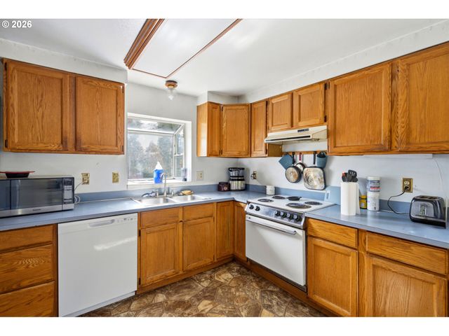 1208 DOLA St, Eugene, OR 97402