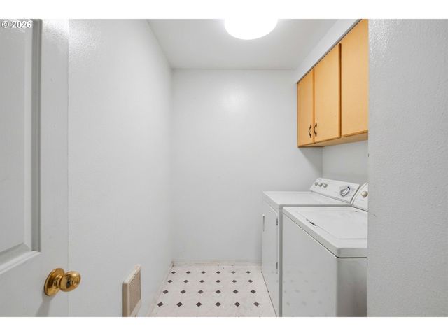 1208 DOLA St, Eugene, OR 97402