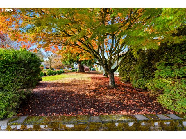 1208 DOLA St, Eugene, OR 97402