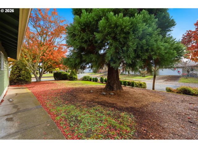 1208 DOLA St, Eugene, OR 97402