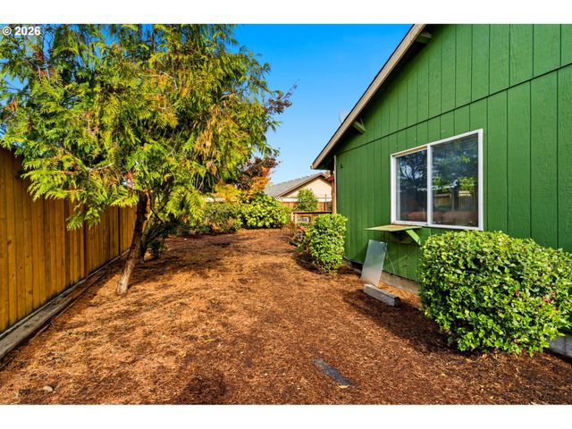 1208 DOLA St, Eugene, OR 97402