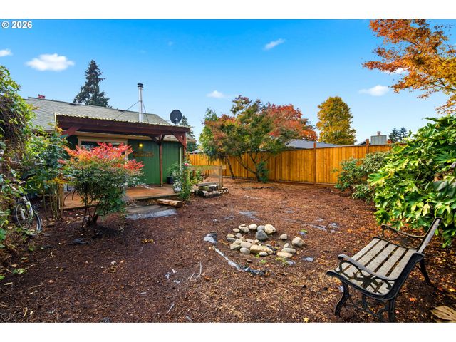 1208 DOLA St, Eugene, OR 97402