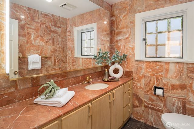 3925 NE Surber Drive, Seattle, WA 98105