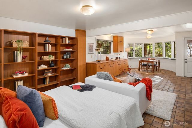 3925 NE Surber Drive, Seattle, WA 98105