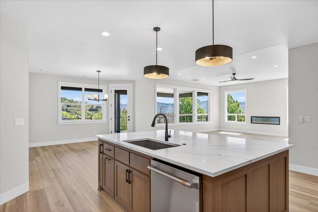 4302 Vista Pointe Drive, Medford, OR 97504