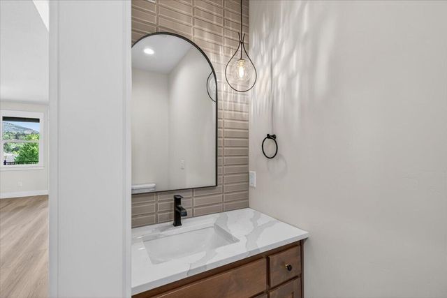 4302 Vista Pointe Drive, Medford, OR 97504